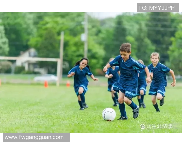 足球明星在绿茵场上挥洒汗水的精彩瞬间与激情四溢的踢球姿态
